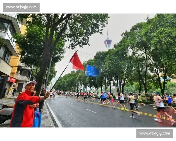 成马夺冠摔过终点！管油胜的 2 小时 16 分与草根韧劲