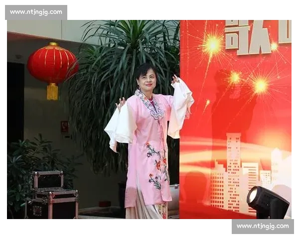 兵姐杨芳挥棒乐龄杯：全场同唱歌唱祖国燃动收官